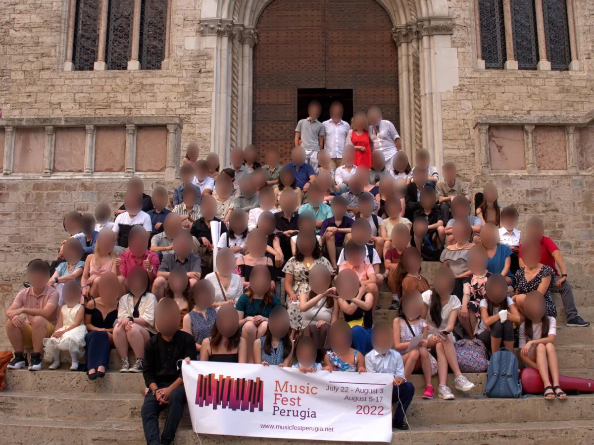 Dasselbe Foto mit 86 unscharfen Gesichtern