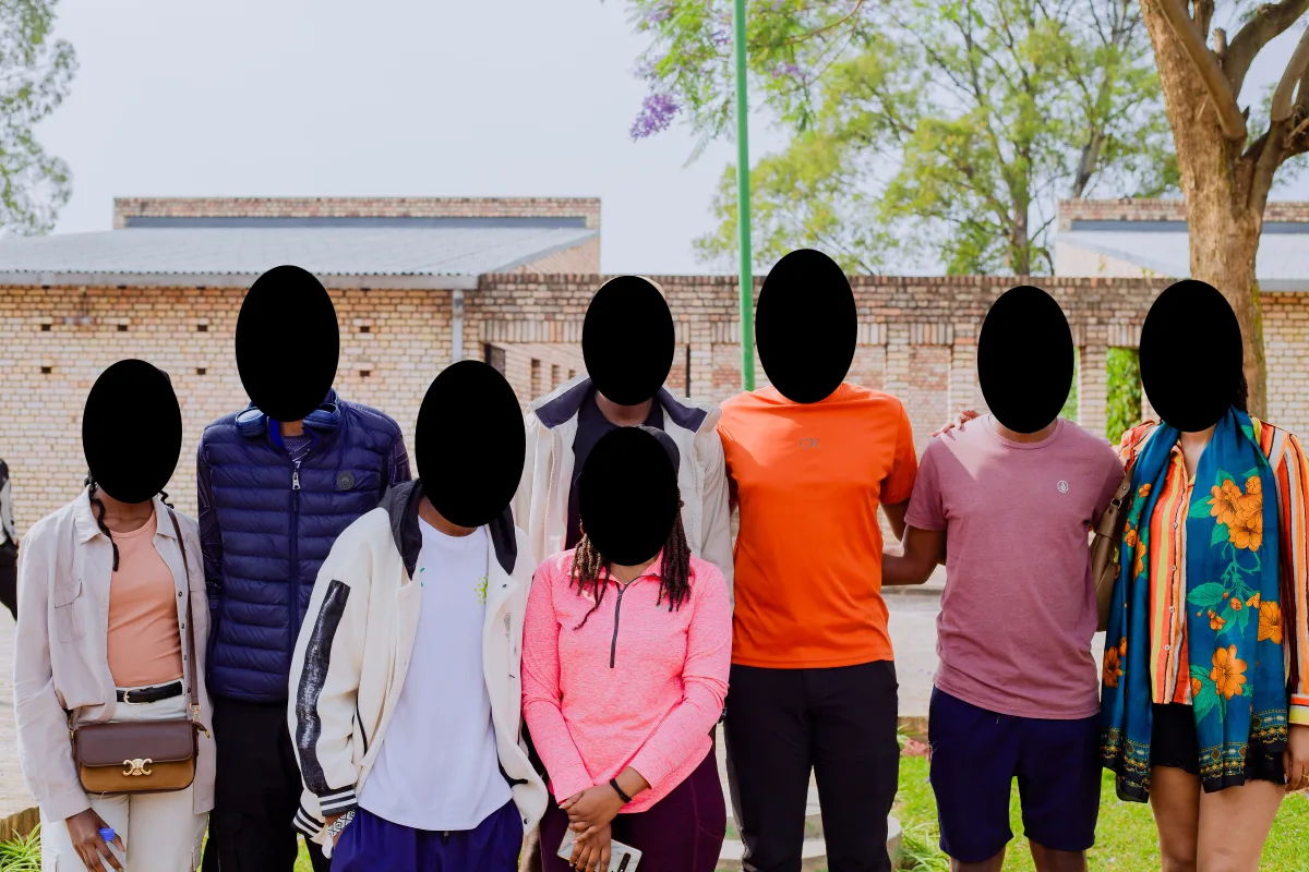 Dieselbe Gruppe, jedes Gesicht unter einem schwarzen Oval
