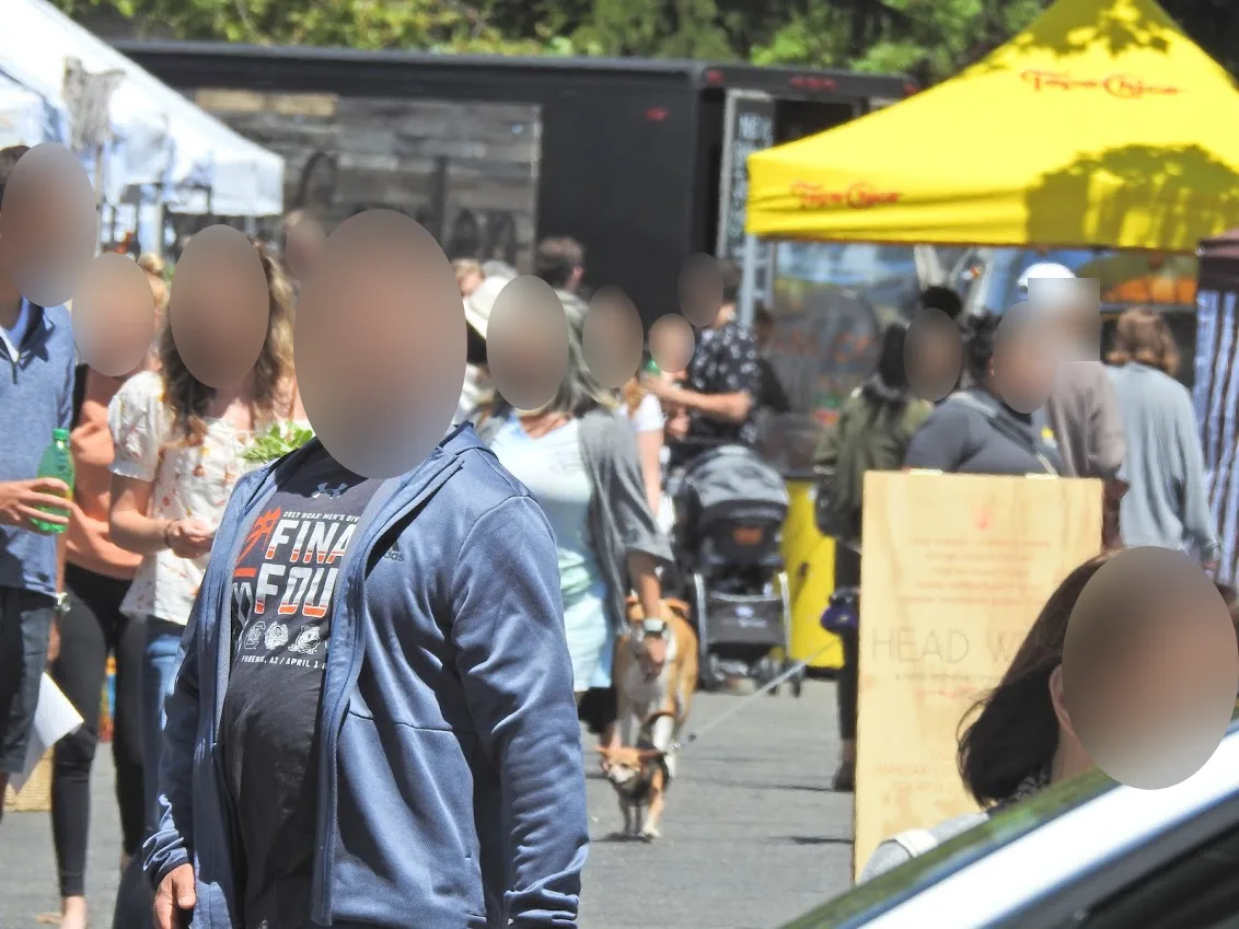 Derselbe Markt, alle Gesichter unscharf, auch ein Mann mit weißer Kappe, von Hand ergänzt