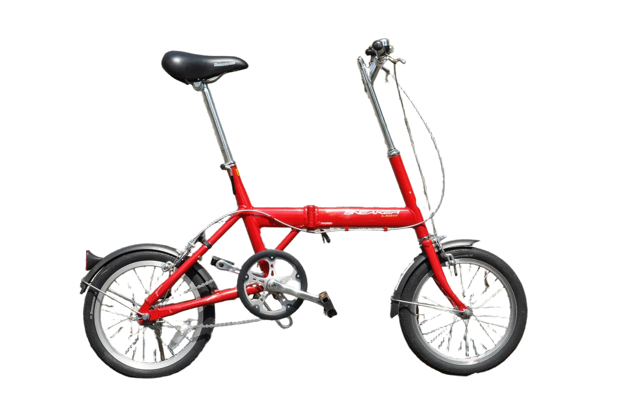 Bici pieghevole rossa scontornata su sfondo trasparente, con le ruote trasparenti