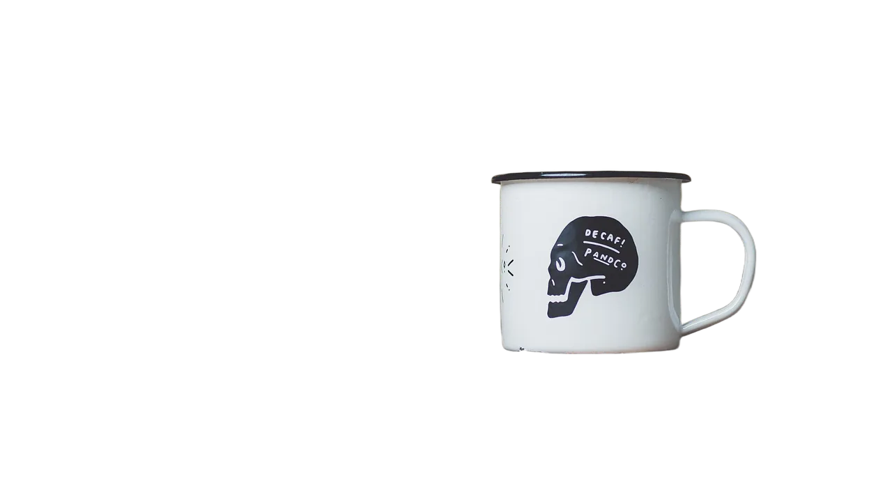 Tazza smaltata bianca scontornata su sfondo trasparente