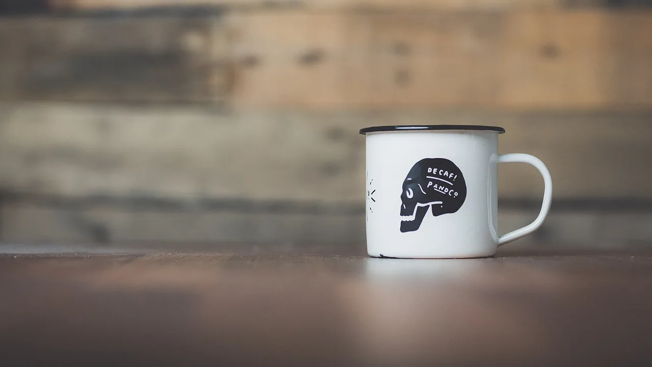 La stessa tazza su un tavolo di legno
