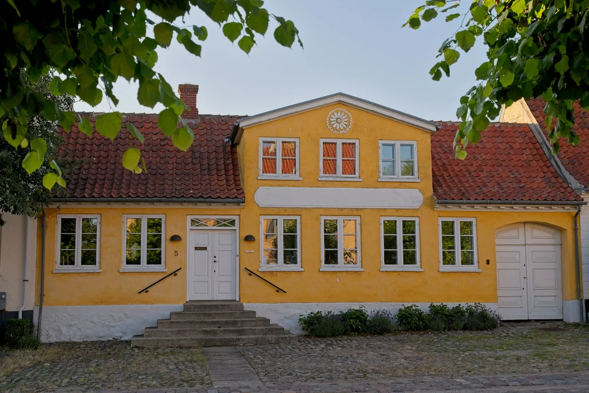 La même maison de ville en plein jour
