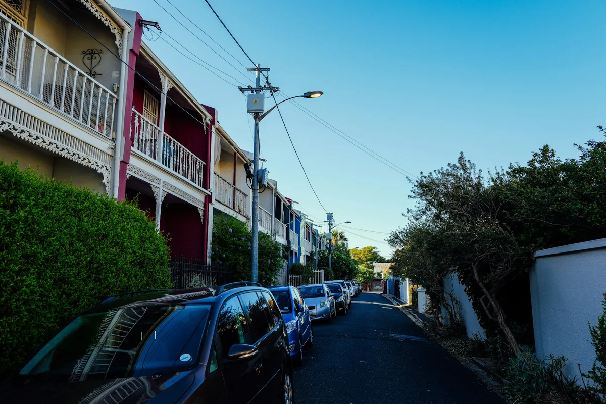 La même rue avec des voitures garées le long du trottoir
