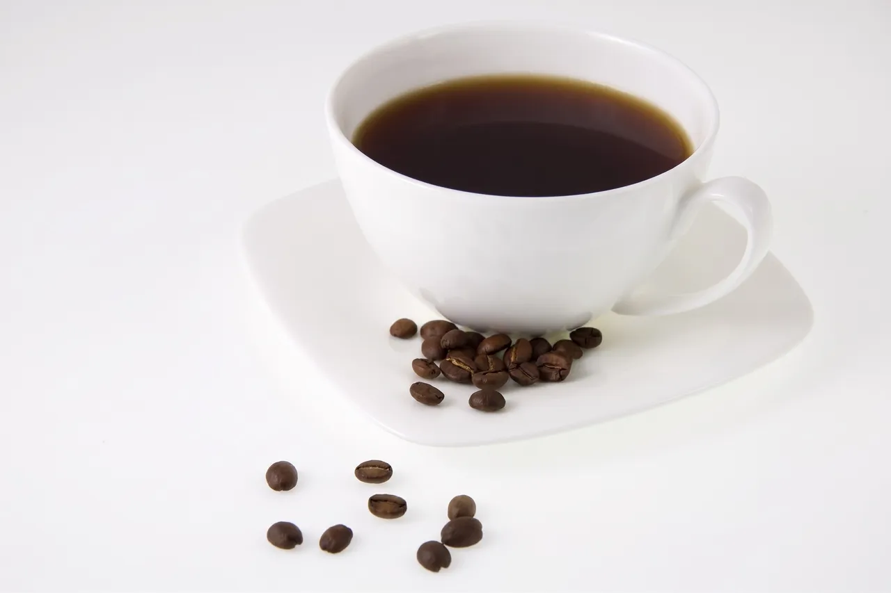 Tazza e chicchi nitidi, lo sfondo bianco diventato grigio chiaro