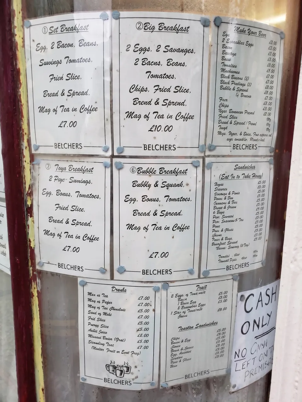Menù nitidi con il nome del bar e i prezzi, ma alcune parole piccole scritte male